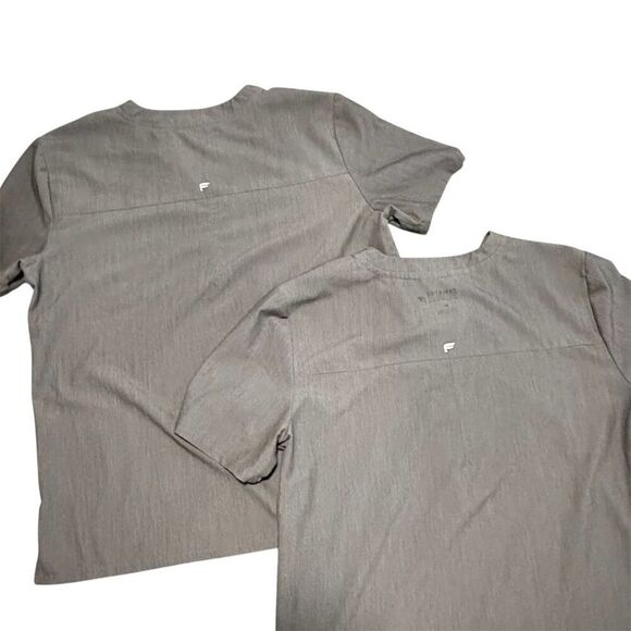 Fabletics Men's Gray V-Neck Scrub Tops Bundle Size M Short Sleeve - Picture 6 of 6